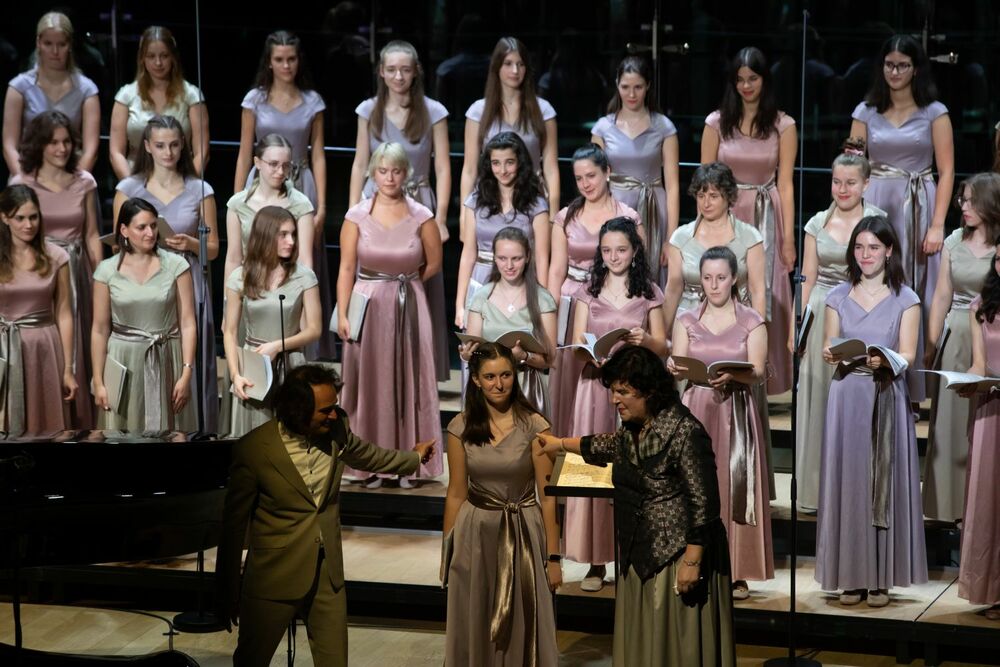 Gergely Bogányi and the Angelica Girls' Choir at House of Music Hungary Kállai-Tóth Anett / Müpa