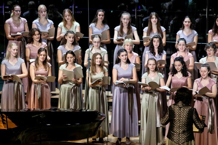 Gergely Bogányi and the Angelica Girls' Choir at House of Music Hungary
